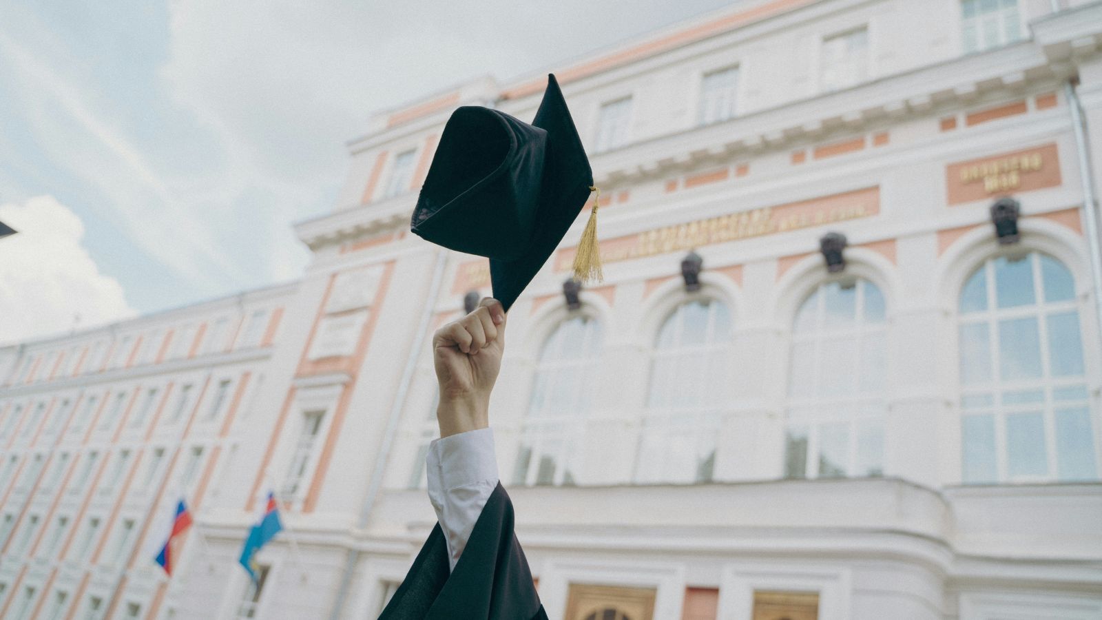 Graduation Jewelry Gifts for 2026: For the Moments that Bloom Next